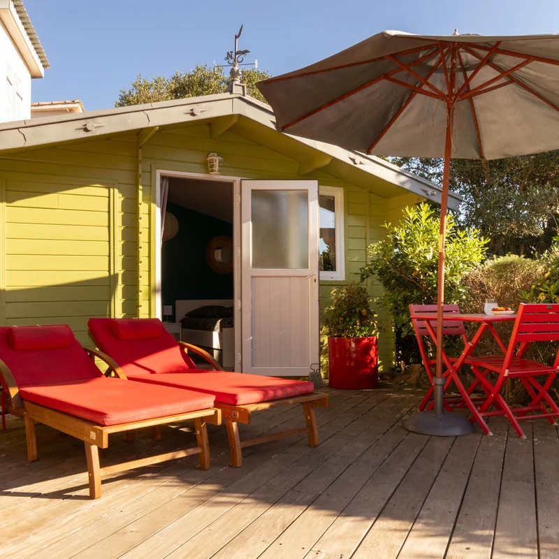 Studio Santiago : terrasse avec transats au bord de la piscine