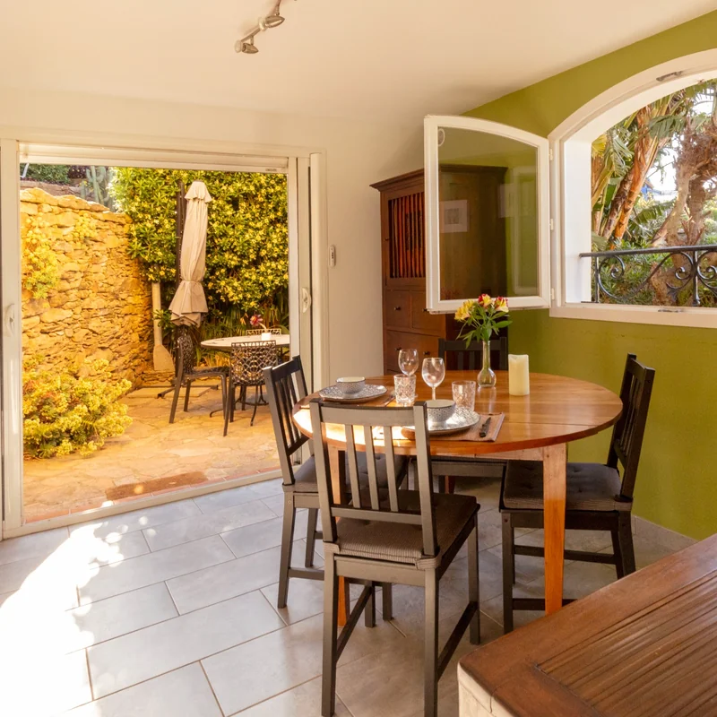 Appartement Fogo : cuisine et salle à manger ouvertes sur la terrasse