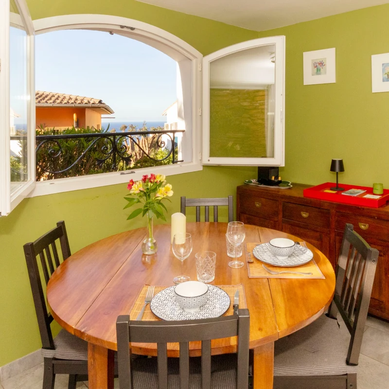 Salle a manger avec vue mer dans l appartement Fogo