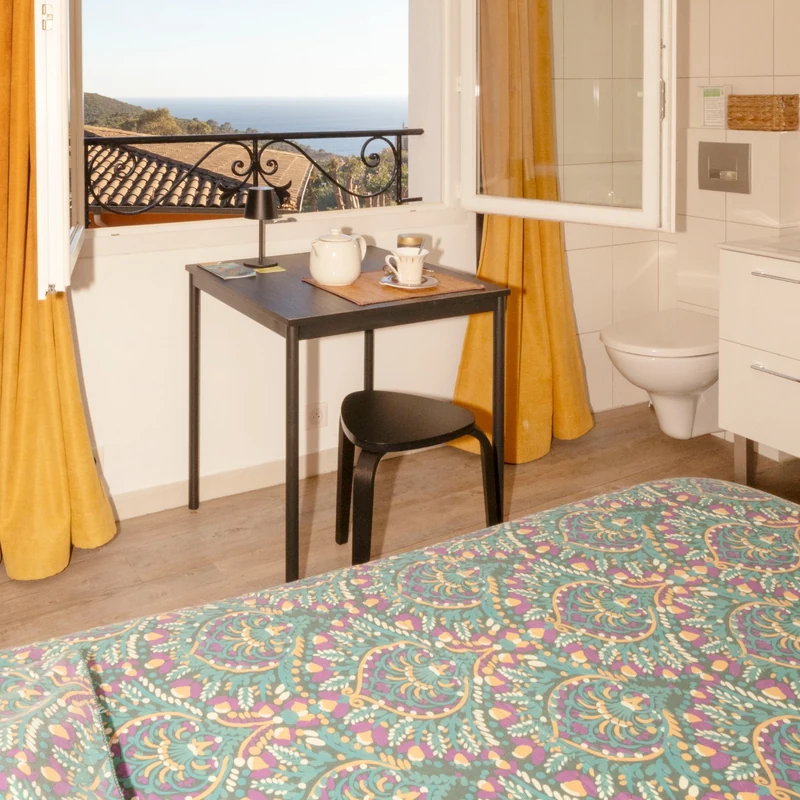 Fenetre ouverte et vue mer dans la chambre Cesaria