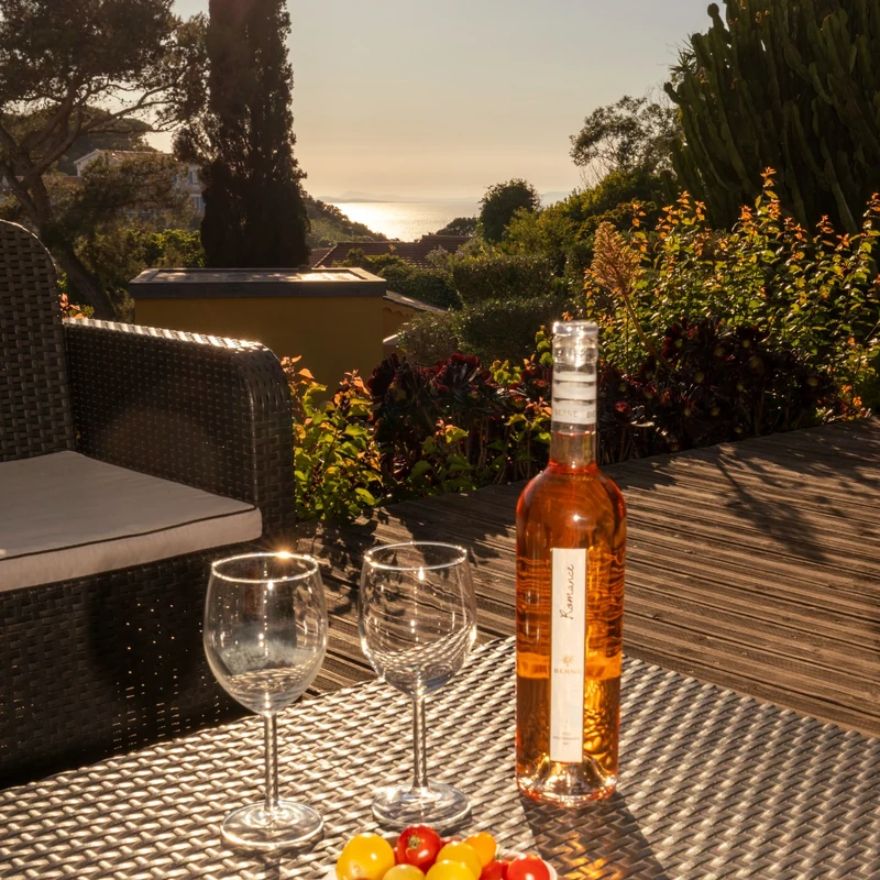 Table dressée pour un apéritif face à la mer