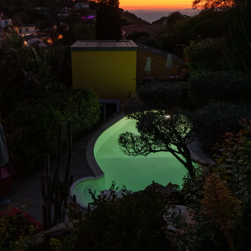 Lumière du coucher de soleil sur la piscine
