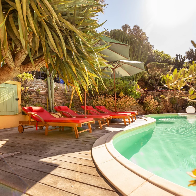 Piscine et transats au soleil