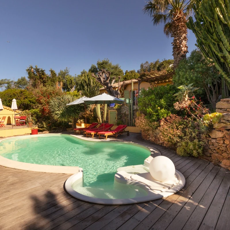 Piscine vue depuis la terrasse