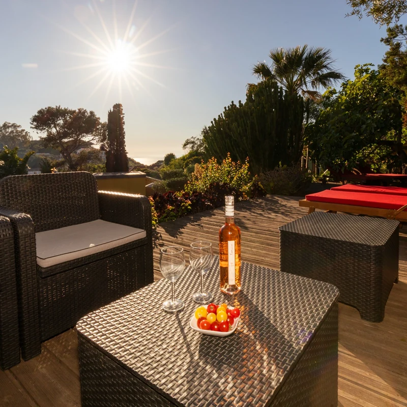 Table sur une terrasse avec vue sur la mer