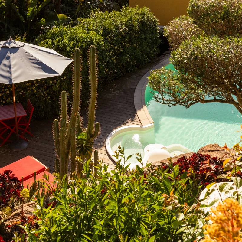 Vue en hauteur sur la piscine du jardin