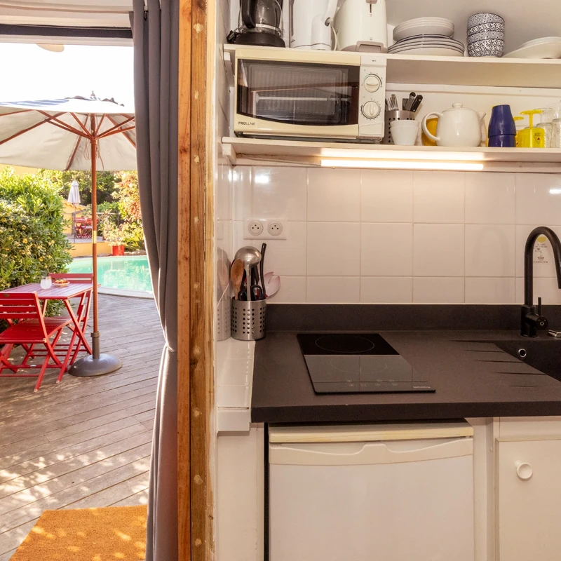 Kitchenette du studio Santiago ouverte sur la terrasse