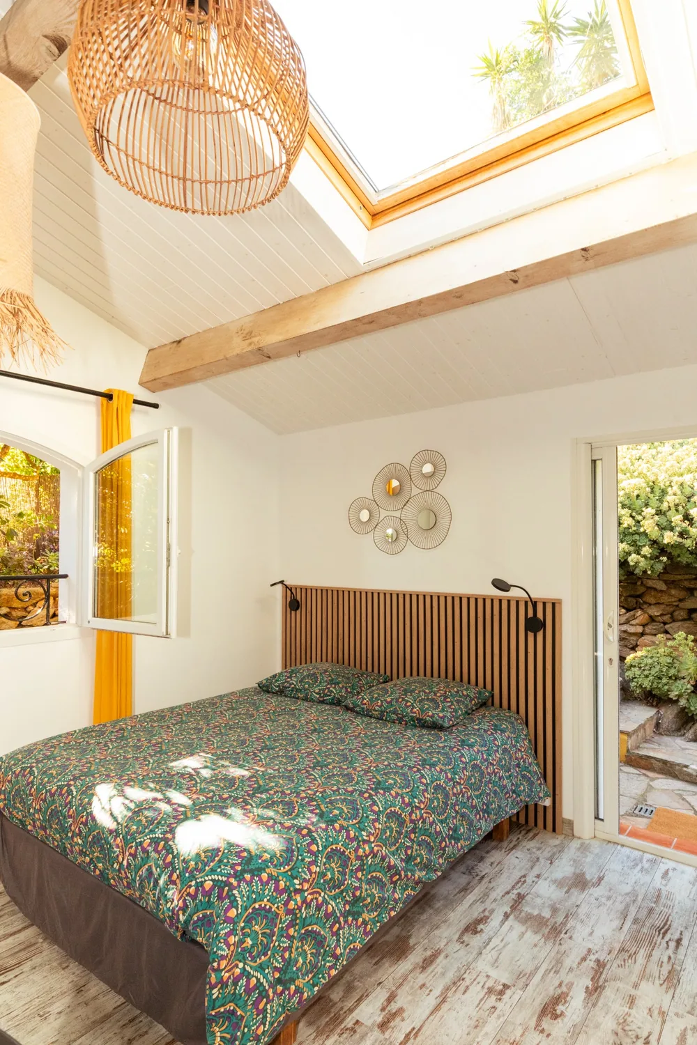 Studio Brava : vue entière du lit, du plafond et de l’ouverture sur le jardin