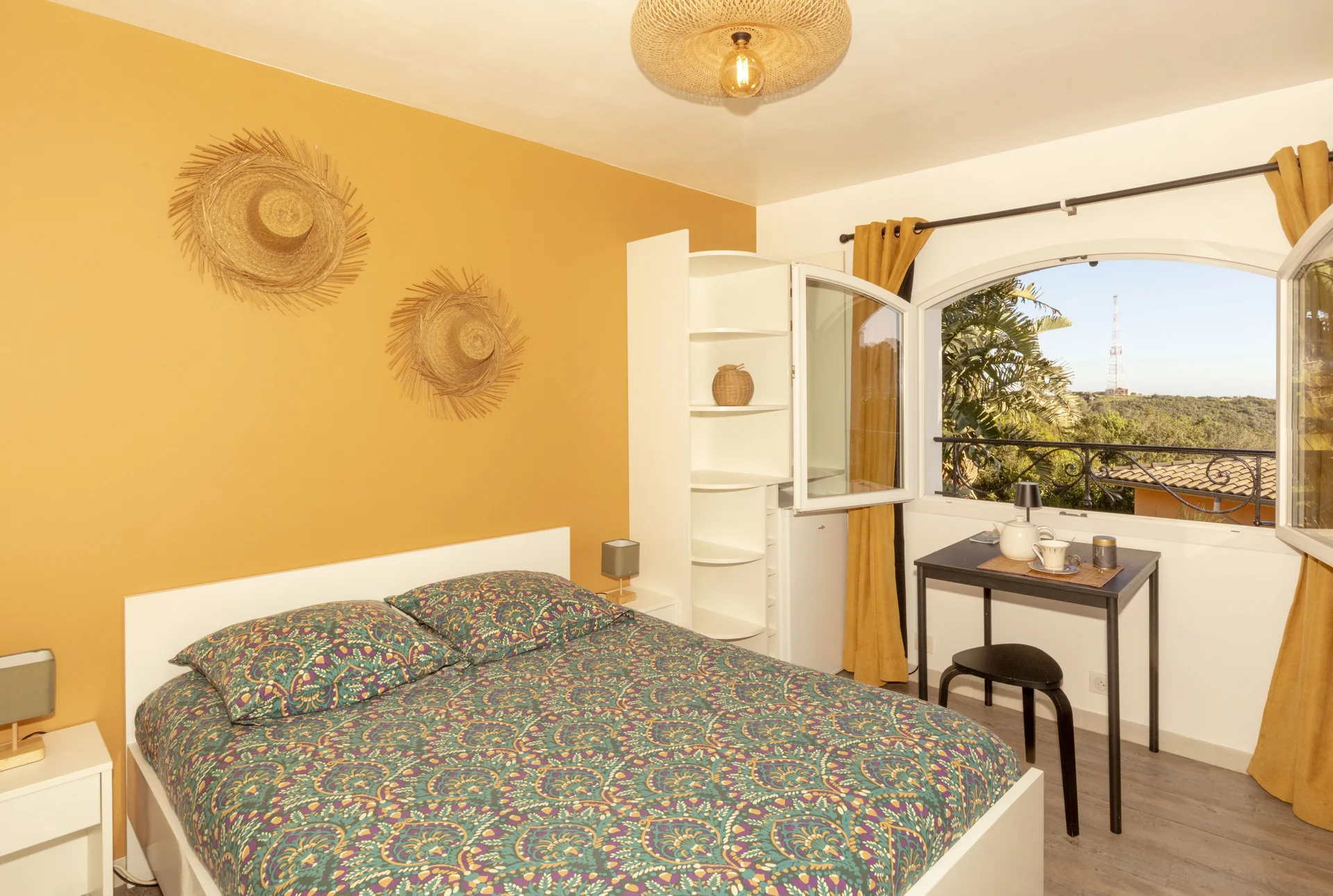 Chambre Césaria avec lit double et vue extérieure