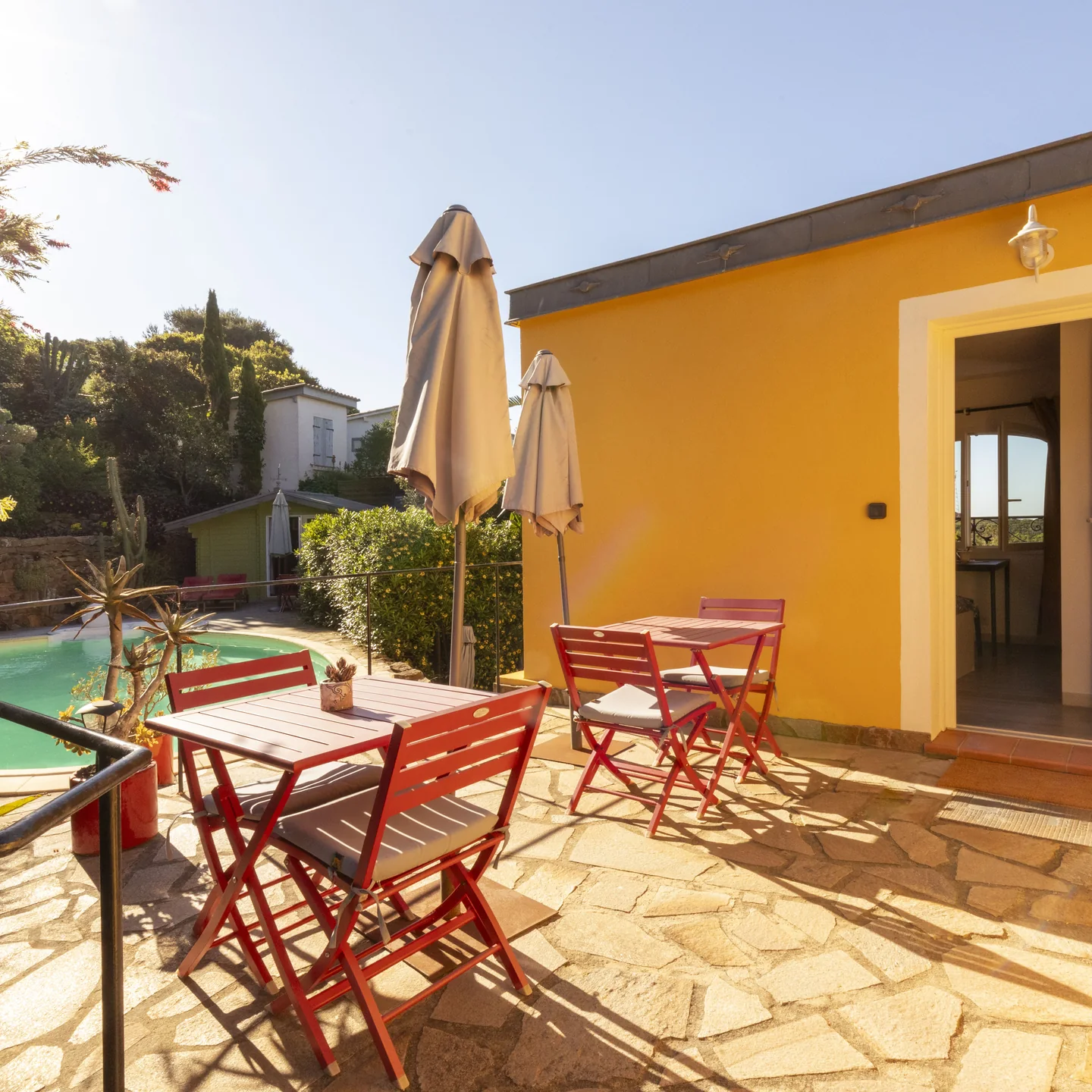 Terrasse de la chambre Cesaria face a la piscine