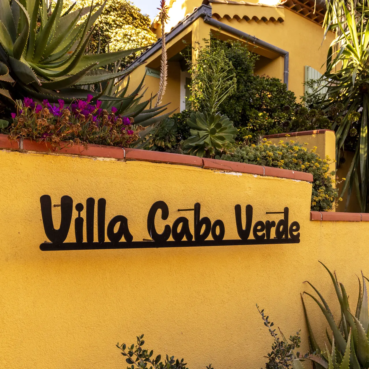 Enseigne de la Villa Cabo Verde dans le jardin