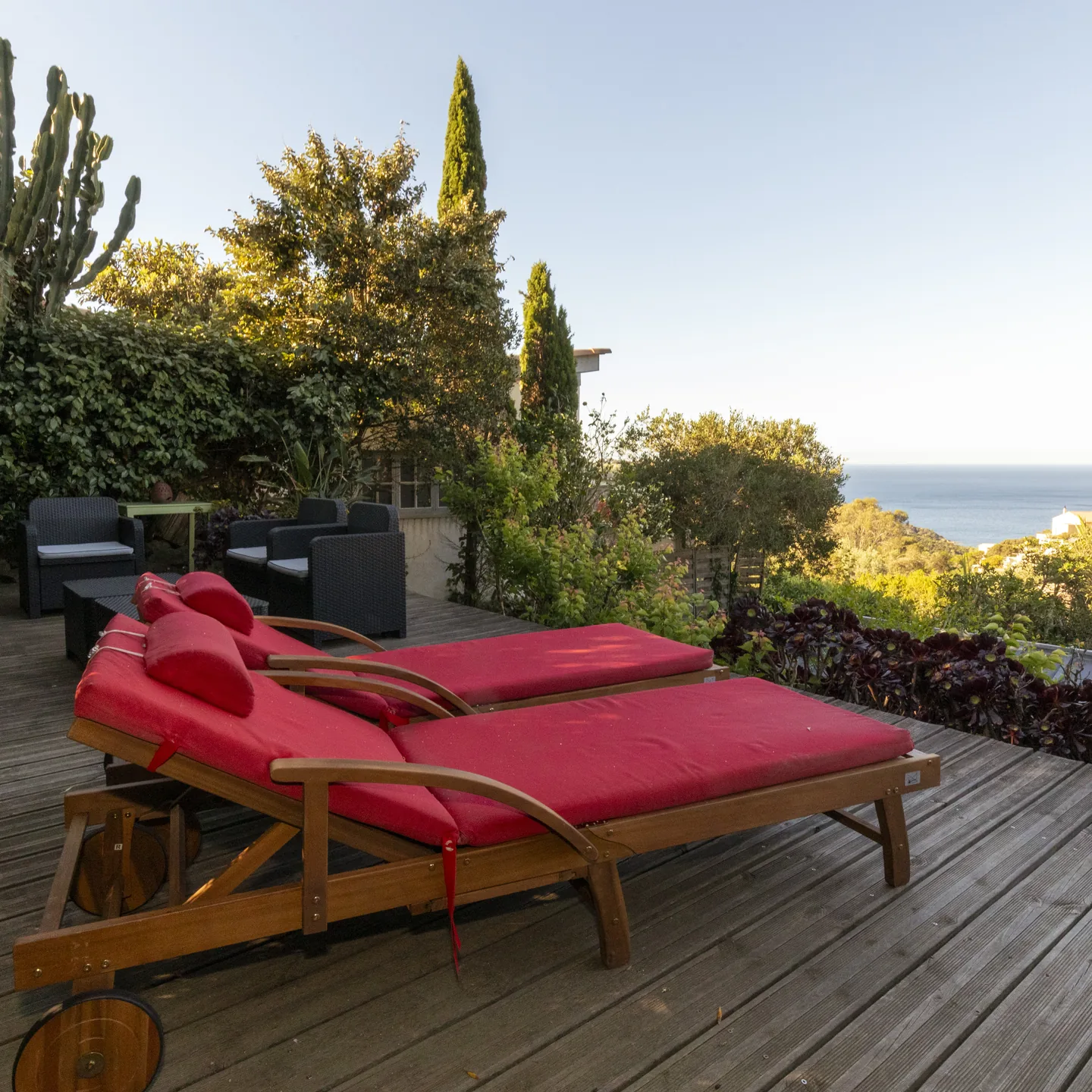 Transats sur une terrasse avec vue sur la mer