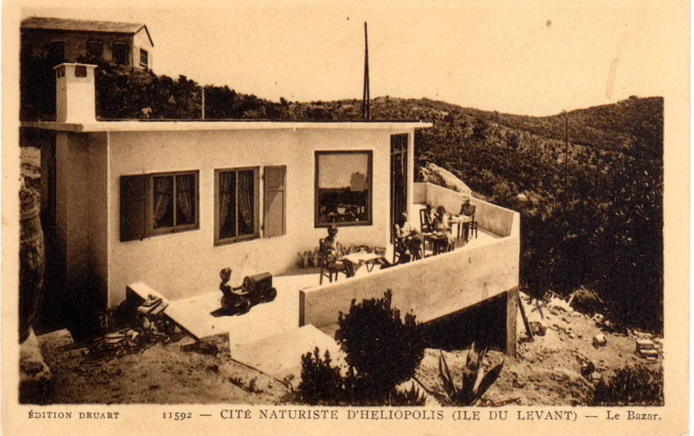 Carte postale du Bazar à Héliopolis, sur l’île du Levant, en 1934