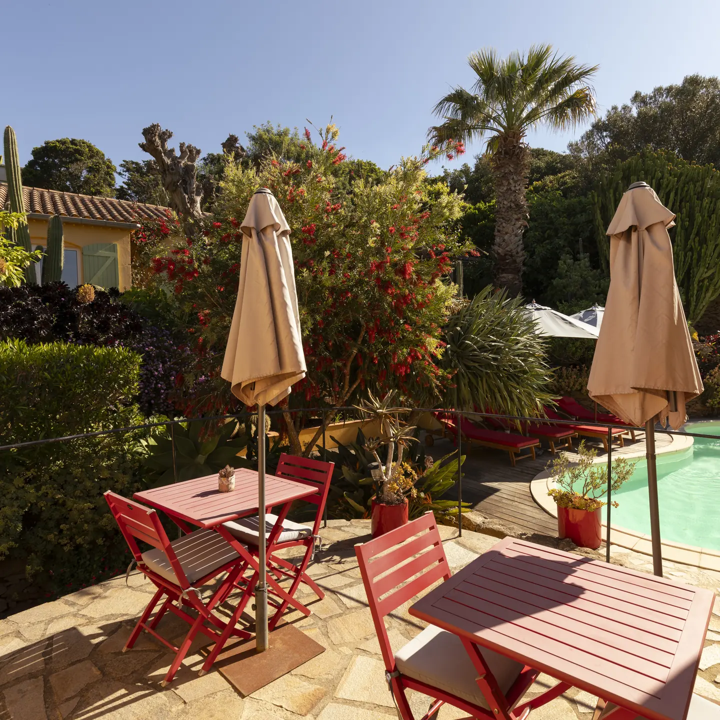 Terrasse du studio Brava face a la piscine