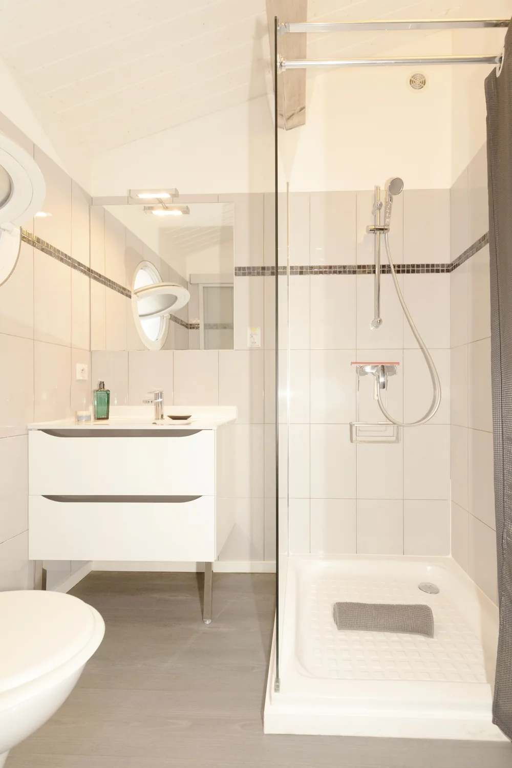 Salle de bain du studio Brava avec douche, lavabo et WC